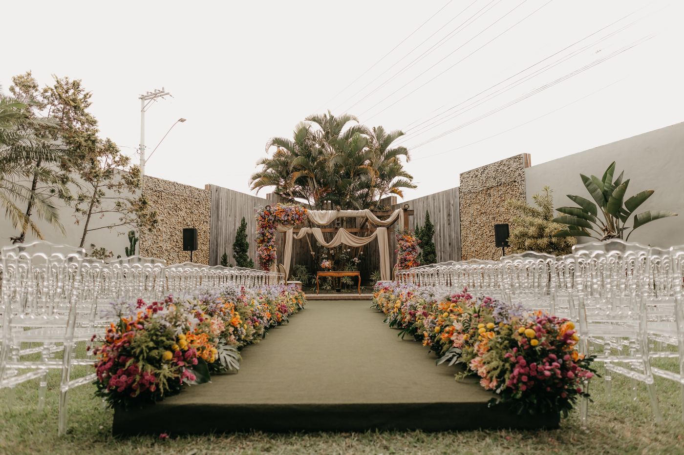 Cerimônia ao ar livre no jardim, corredor florido até o altar