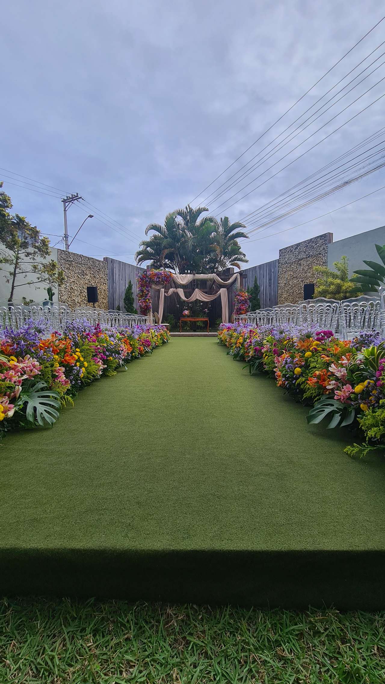 Jardim ao entardecer com caminho de flores