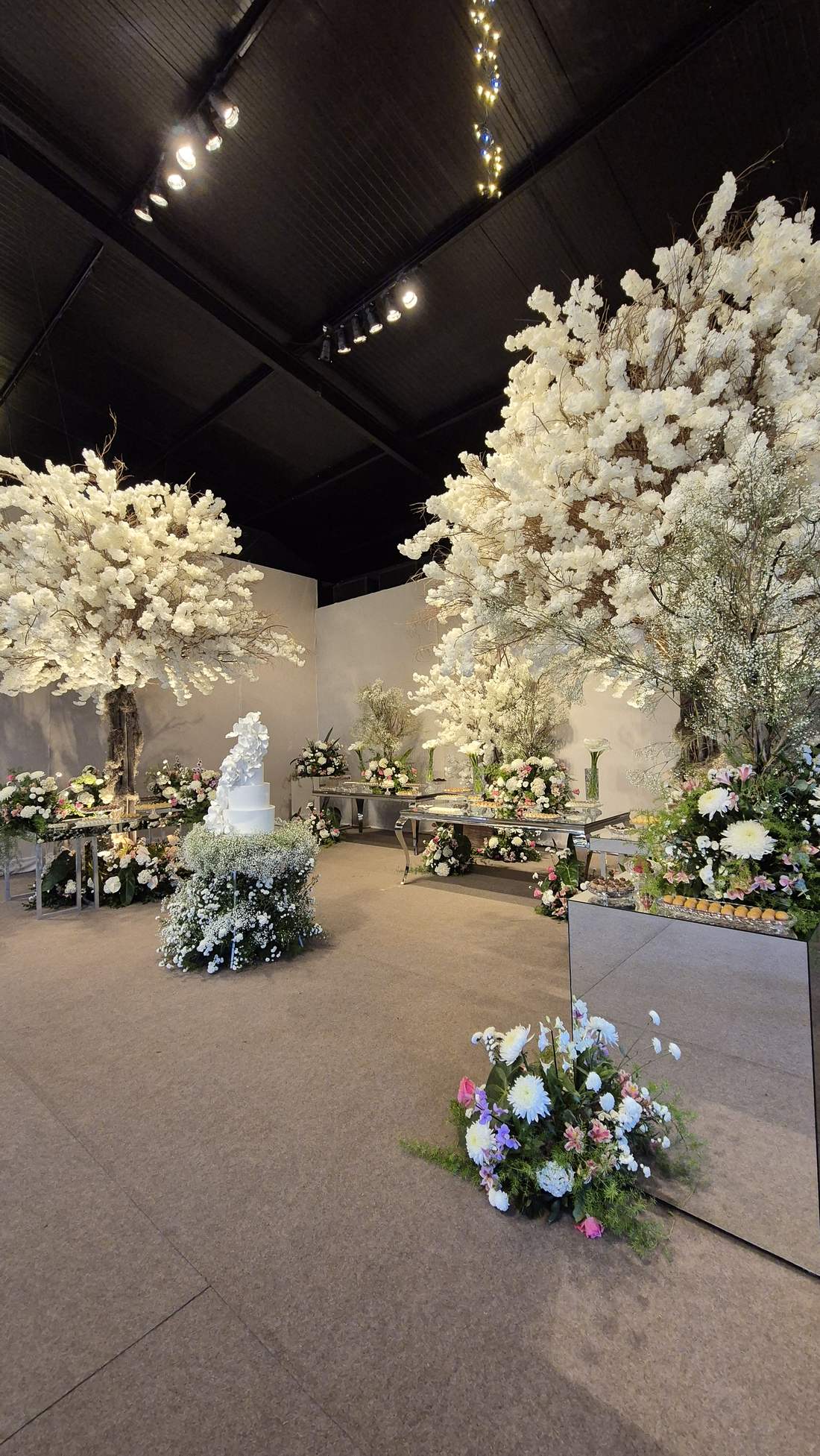 Salão com grande árvore floral branca