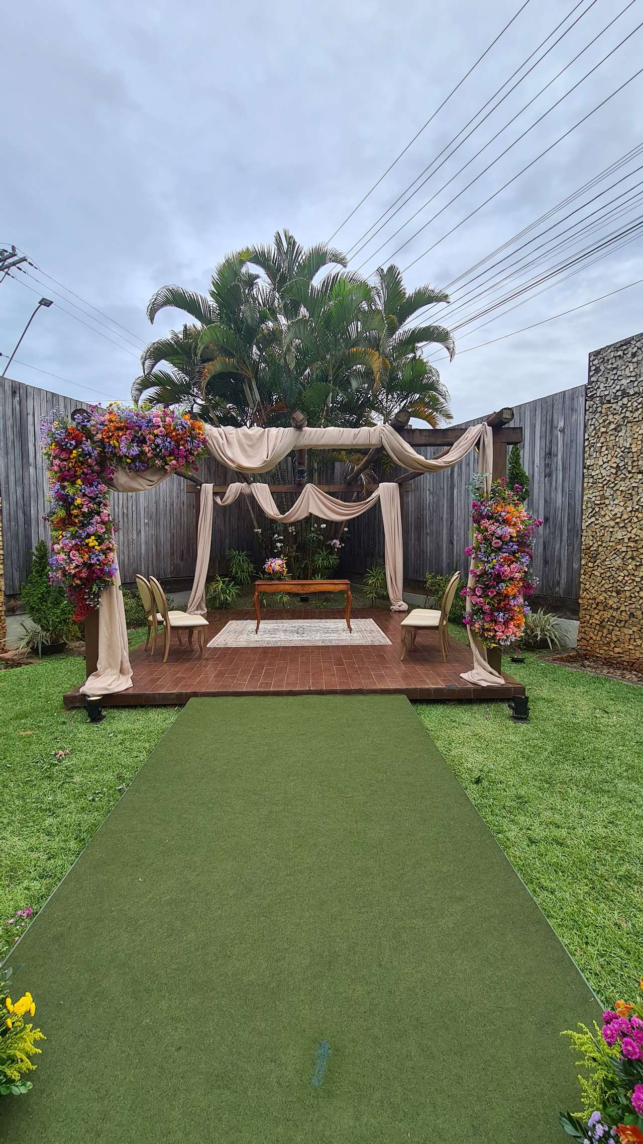 Altar montado na grama para cerimônia